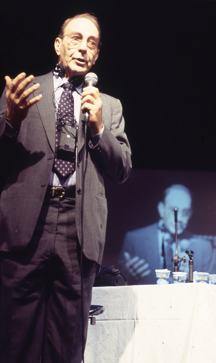 Edgar Mitchell no Brasil, em 1995: pisar na Lua levou-o a repensar as questões fundamentais da filosofia