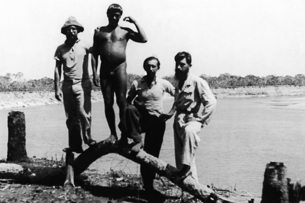 A partir da esquerda, Cláudio, o índio Izarari Kalapalo, Orlando e Leonardo Villas Bôas, em foto tirada na década de 1940