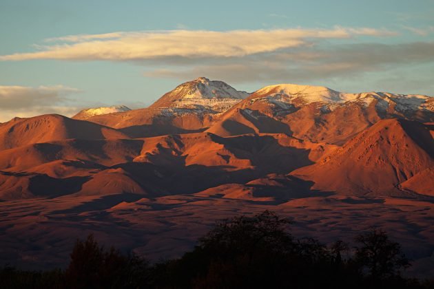 Montes nevados que atingem quase 6 mil metros de altitude formam um contraste raro com o deserto