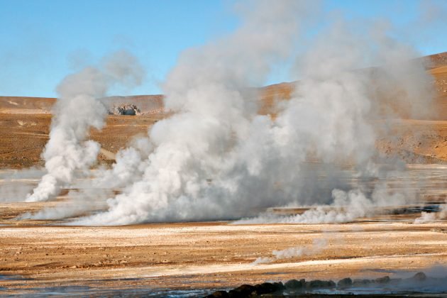 Os gêiseres de El Tatio, o maior agrupamento do gênero no hemisfério sul e o terceiro maior do mundo