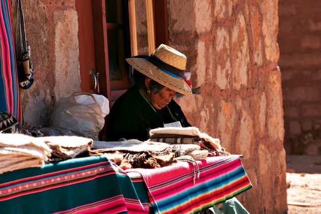 Artesã na vila de Machuca