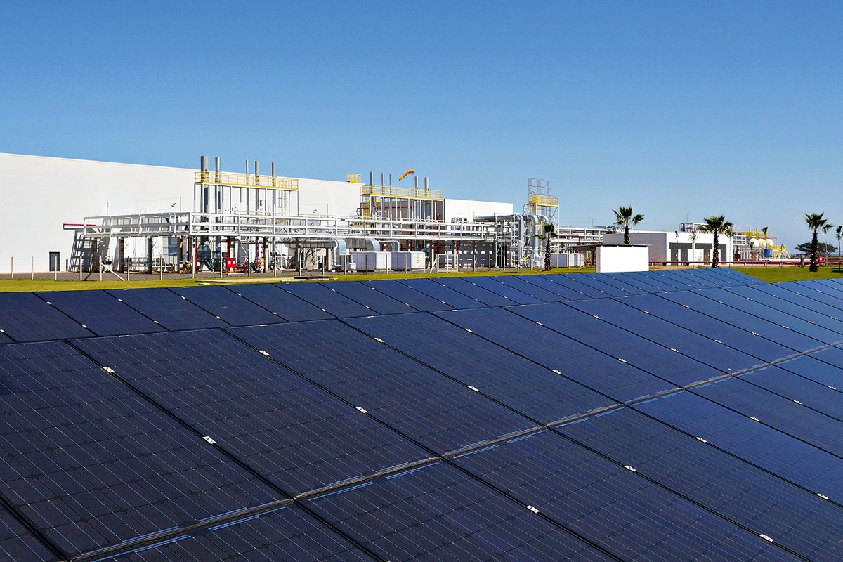 Placas solares em planta da Unilever no interior paulista: menor emissão de poluentes