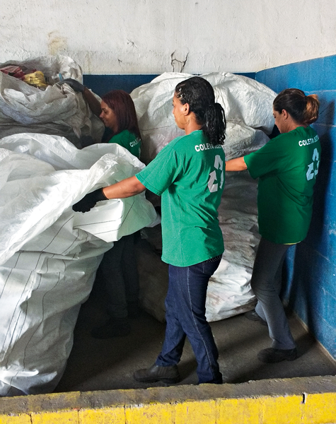 Equipe da Coopama recicla o material oriundo da FEC: 20 famílias beneficiadas com a atividade