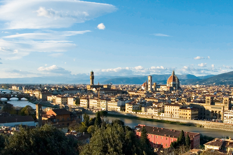 Vista geral de Florença, com o rio Arno e, ao fundo, os Montes Apeninos