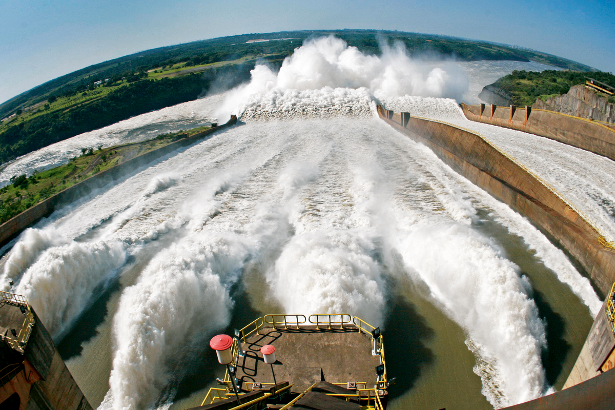A construção de grandes hidrelétricas, como Itaipu, está cada vez mais difícil no Brasil por causa de fatores ambientais