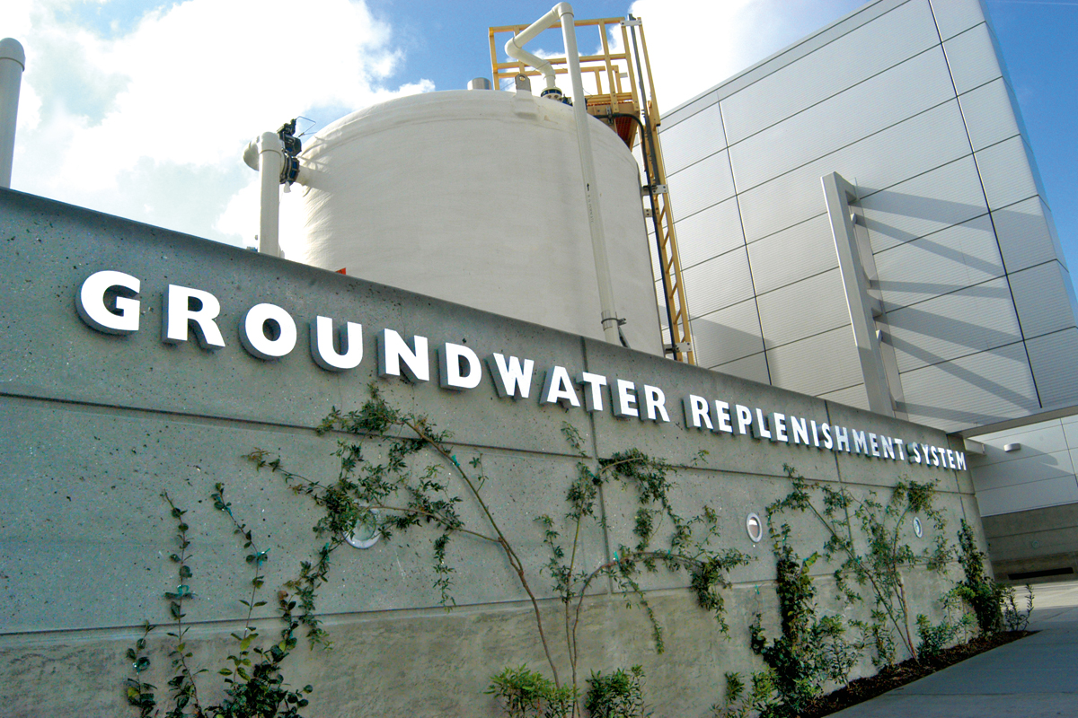 Instalações da empresa que cuida da água consumida no Condado de Orange, na Califórnia, um dos exemplos bem-sucedidos de reúso de água proveniente de esgoto (Foto: Divulgação)