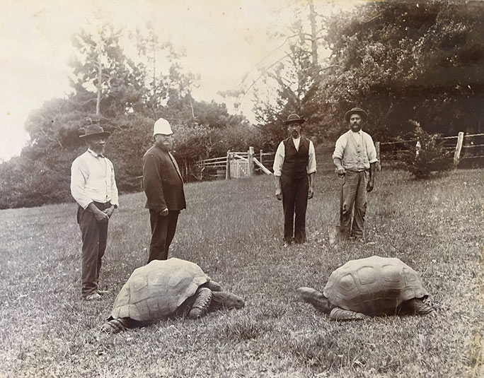 Jonathan (à esquerda), em foto de cerca de 1886