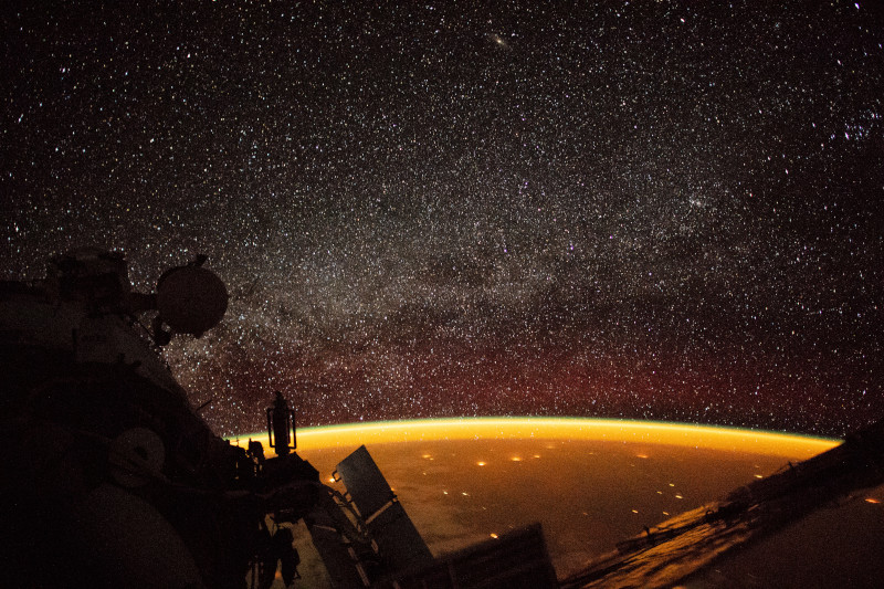 A Terra "envelopada" pela luminescência atmosférica, a emissão fraca de luz em uma atmosfera planetária / Foto: NASA