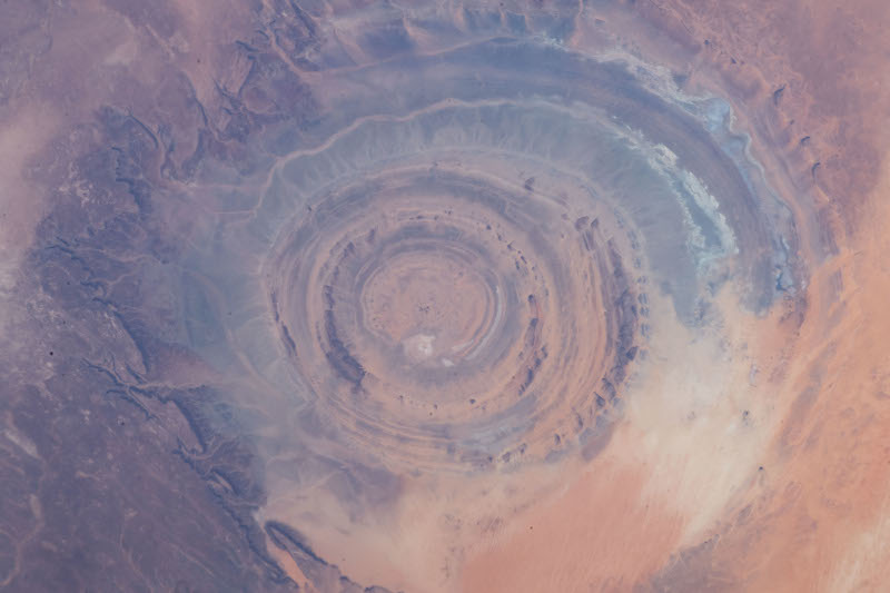 O "Olho do Saara", ou Estrutura Richat, na Mauritânia, ftotografado por um astronauta a caminho da Estação Espacial Internacional / Foto: NASA