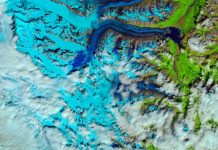 Neve derretendo no Glaciar Lowell, Canadá / Foto: NASA