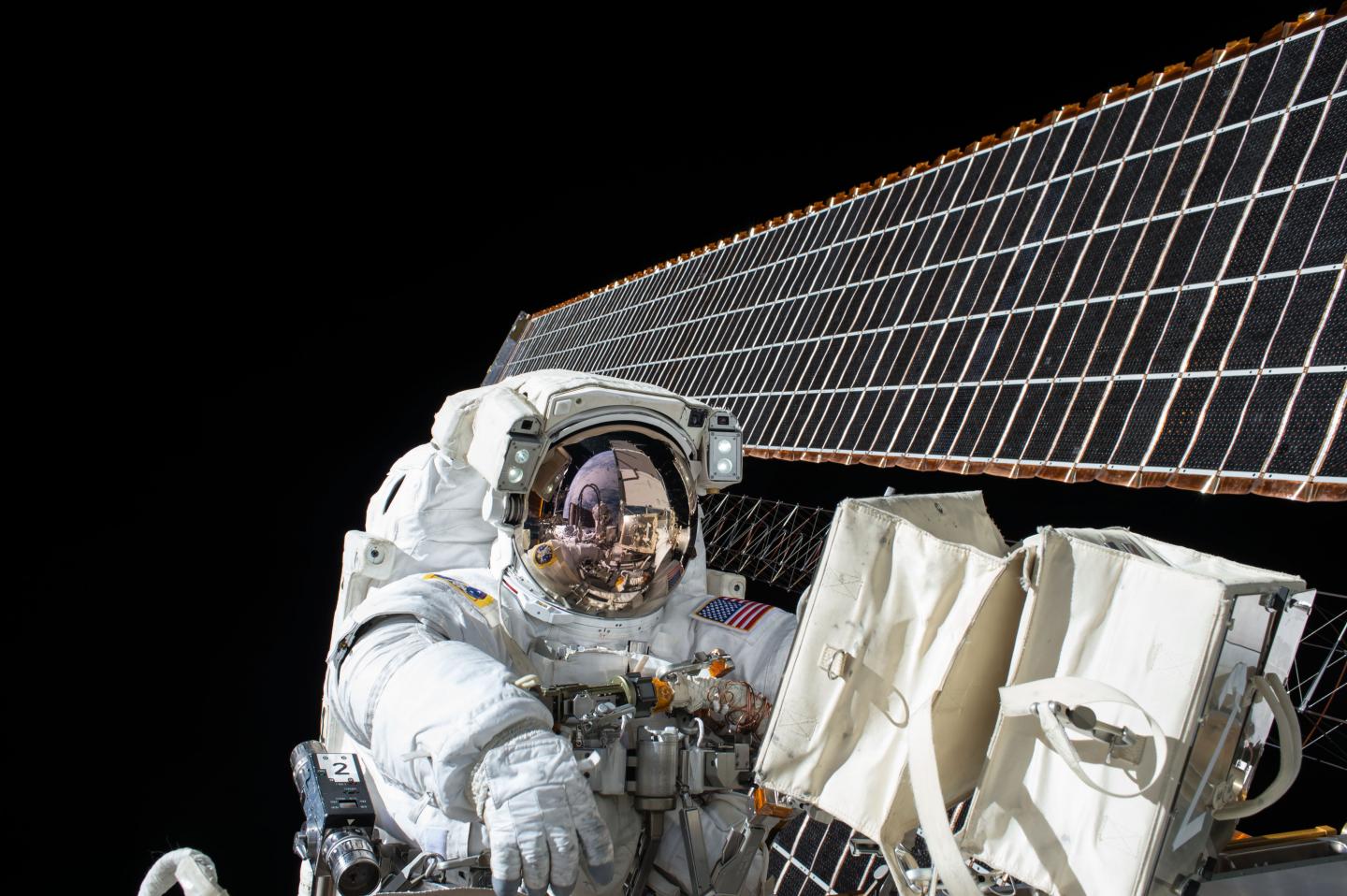 Scott Kelly trabalhando na manutenção da Estação Espacial Internacional / NASA
