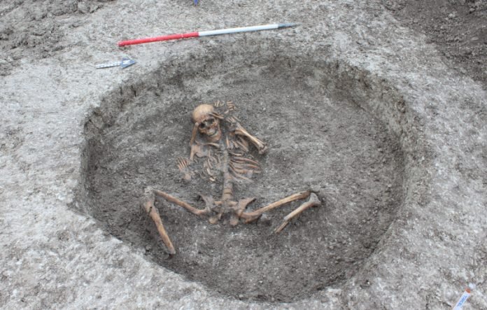 Tumba_1 Esqueletos de 3 mil anos são encontrados em obras de abastecimento de água na Inglaterra / Foto: Thames Water