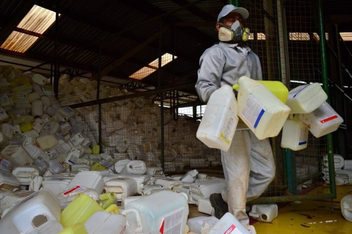 Agrotoxicos Local de descarte de embalagens de agrotóxicos em Lucas do Rio Verde, onde a média de exposição dos habitantes por agrotóxico é bem superior à média nacional / Foto: Lunaé Parracho/Agência Pública/Repórter Brasi