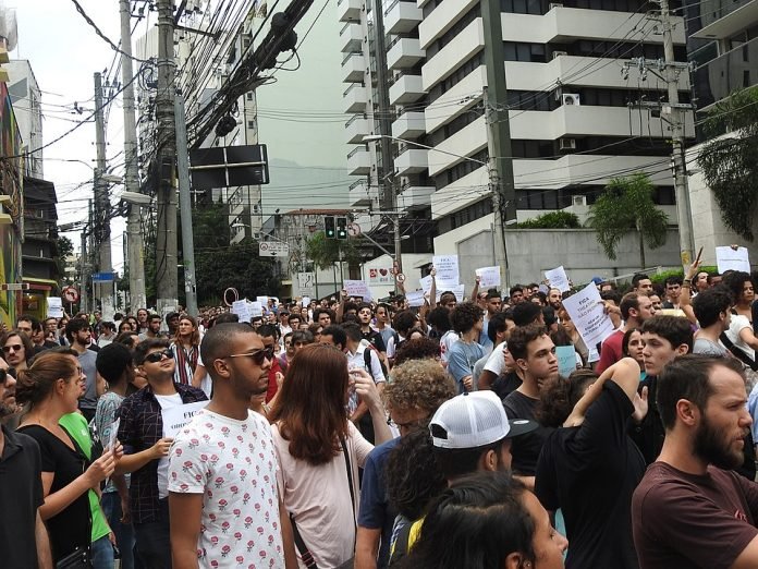 960px-Marcha_Pela_Cultura_07_de_abril_2019_42