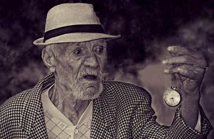 Cientistas conseguem reverter a idade biológica de voluntários Cientistas conseguem reverter a idade biológica de voluntários / Imagem de Mabel Amber, still incognito... por Pixabay