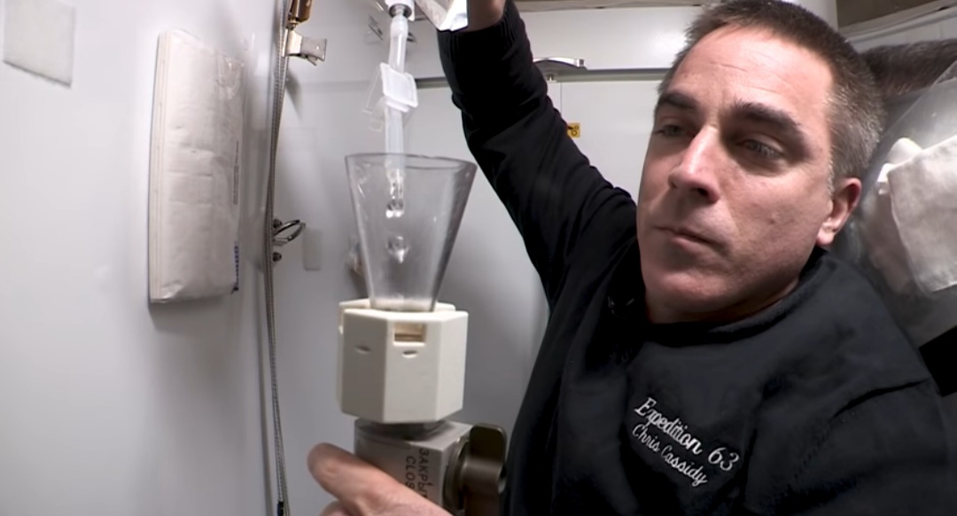 Astronauta ensina em detalhes como usar o banheiro no espaço - Planeta