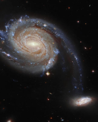 Hubble registra uma peculiar dança intergaláctica