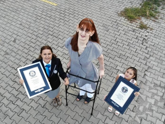 Com 2,15m, turca entra para o Guinness como mulher mais alta do mundo Com 2,15m, turca entra para o Guinness como mulher mais alta do mundo