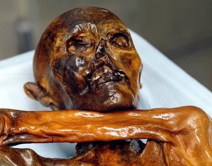 Múmia de 5.300 anos revela como a tatuagem já foi usada em rituais de cura Múmia de 5.300 anos revela como a tatuagem já foi usada em rituais de cura