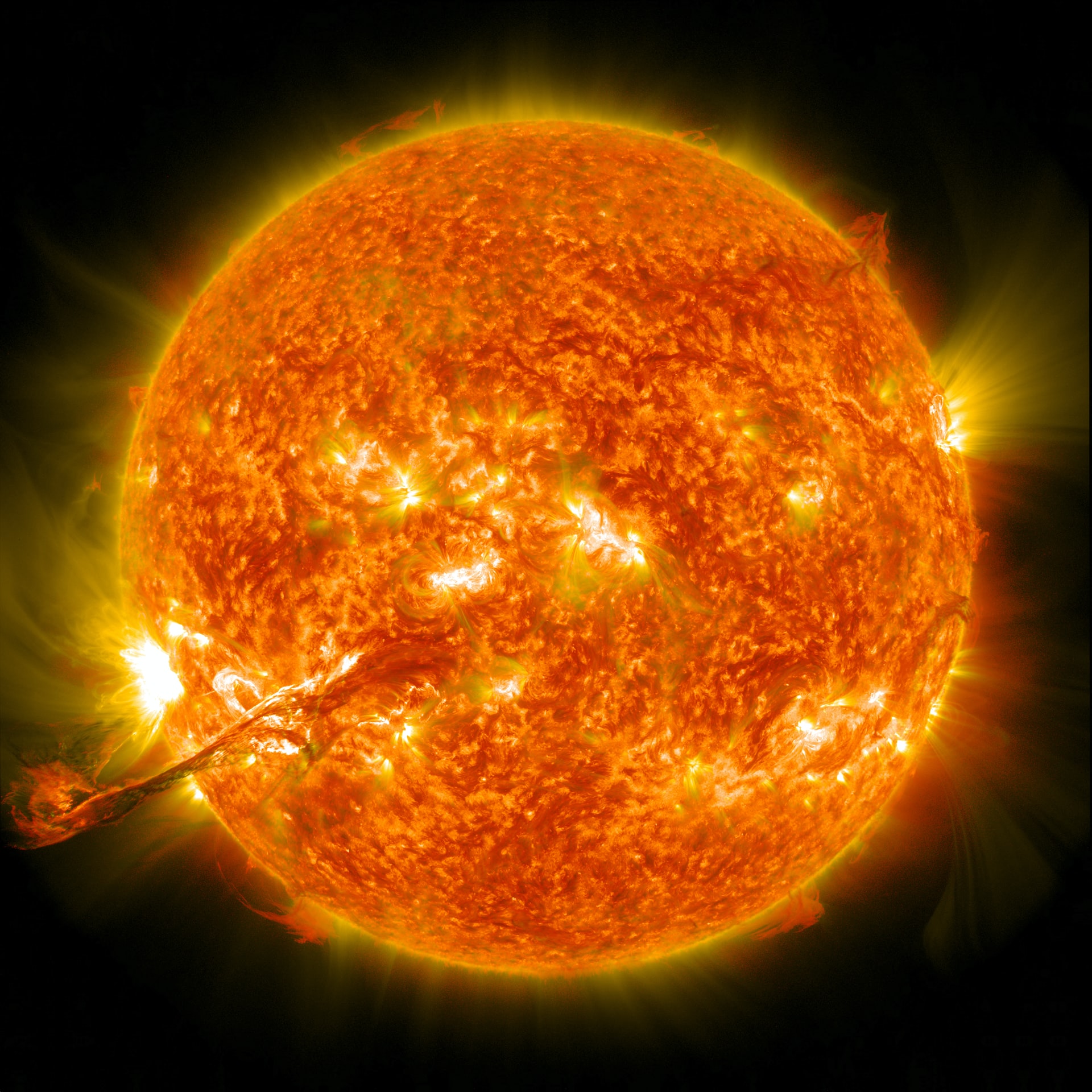 Cientistas decifram mistérios do calor extremo do Sol e sua relação com o clima no espaço